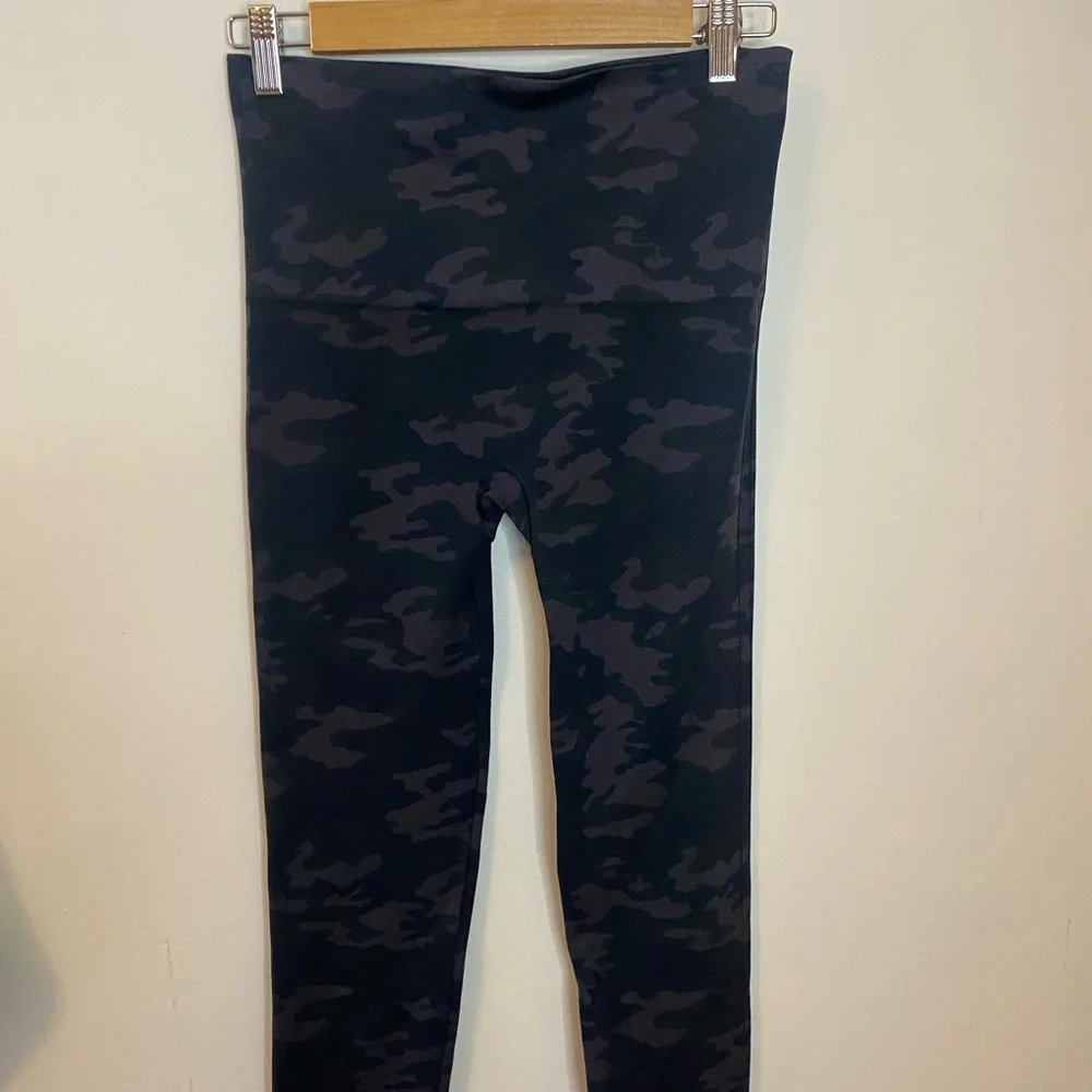 Spanx Look At Me Now Seamless Capri Leggings Camo